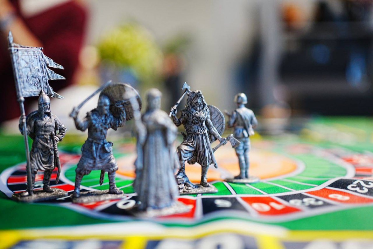 Фигурки воинов на игровом поле Кураж продаж — настольная бизнес-игра